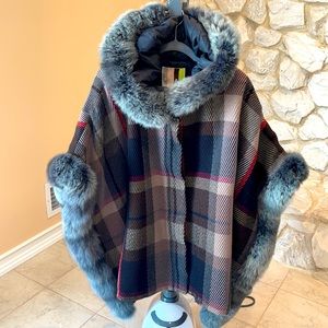 Amazing Poncho with real arctic fox fur. 100% Wool